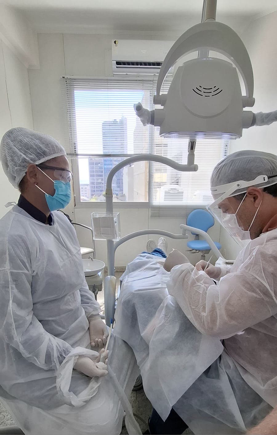 Dr. Bruno José Oliveira em atendimento na clínica